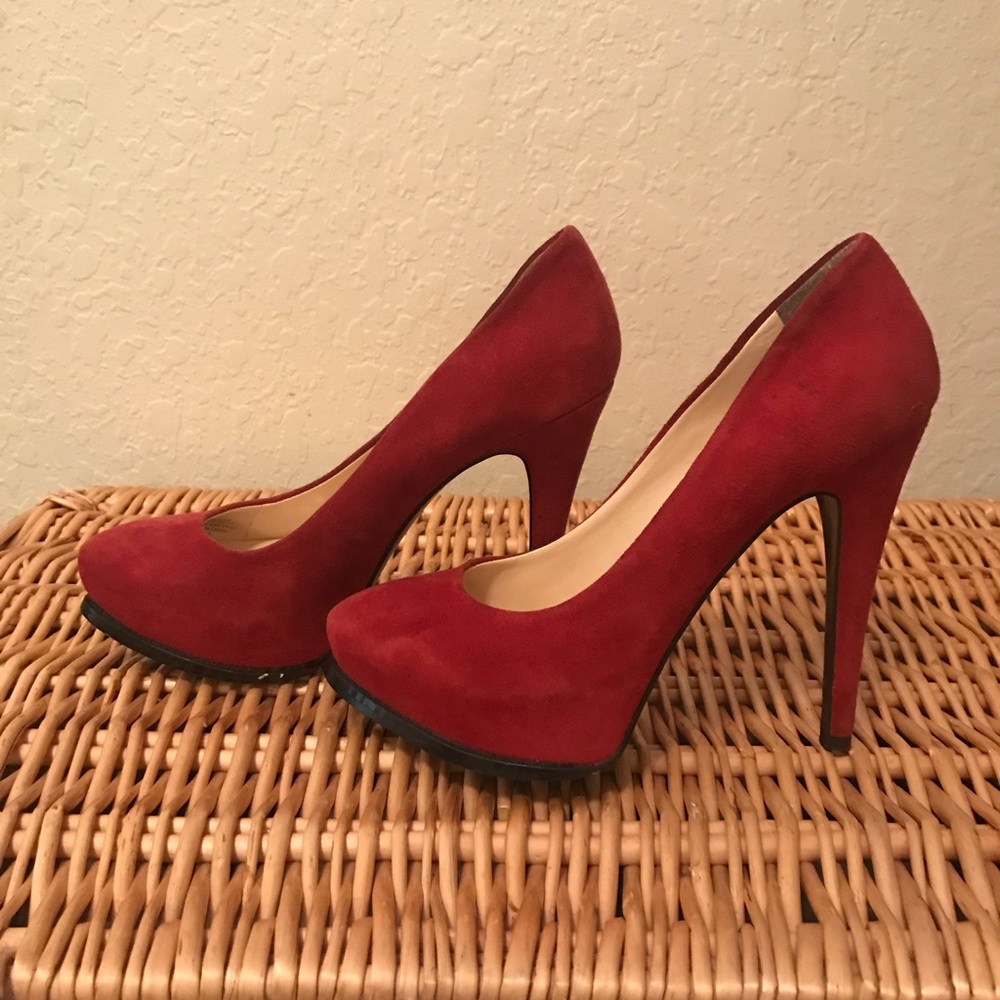 👠 GUESS Red Pumps